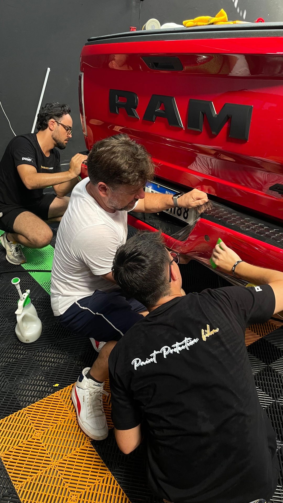 Equipe aplicando PPF na traseira da RAM